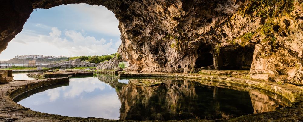 interno_della_grotta_di_tiberio_e_le_rovine_della_villa_romana_a_sperlonga_nel_lazio