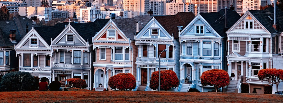 victorian-homes-on-steiner-street-and-the-san-francisco-skyline-from-alamo-square-park